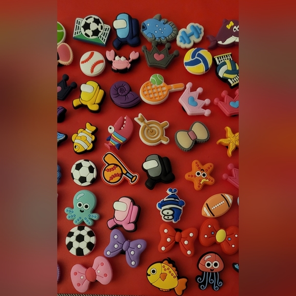 PRICE DROP!! 81 PCS CROC PIN BAG - Picture 3 of 4